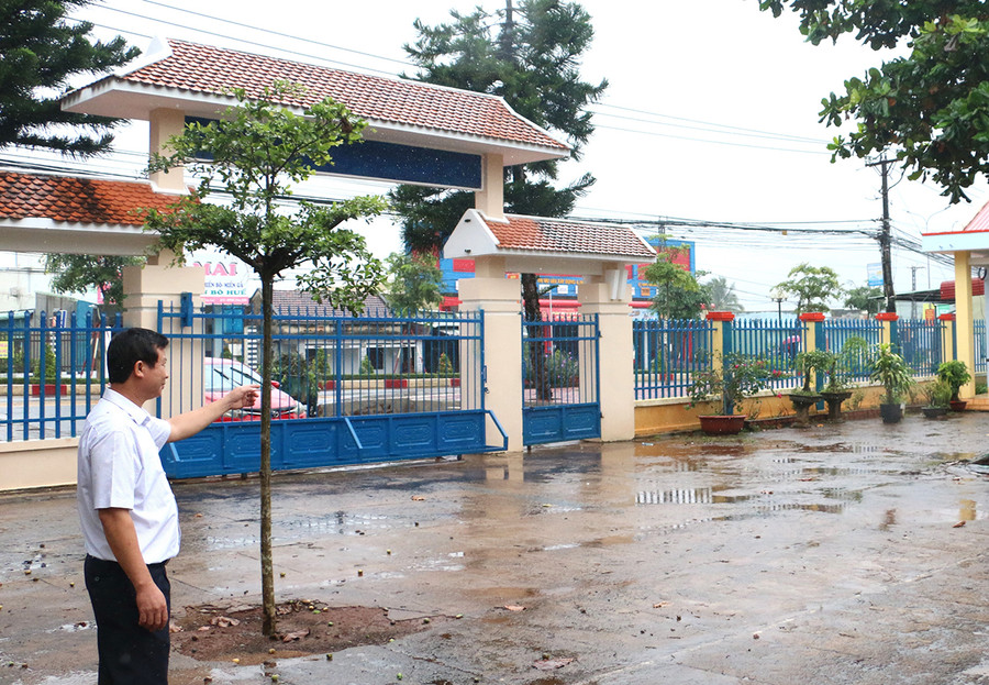 Trường Tiểu học Lê Quý Đôn (thị trấn Chư Sê) đã tiến hành sơn sửa cổng trường, phòng học, lát gạch blok tạo điều kiện cho phụ huynh đưa đón học sinh an toàn. Ảnh: Quang Tấn Trường Tiểu học Lê Quý Đôn (thị trấn Chư Sê) đã tiến hành sơn sửa cổng trường, phòng học, lát gạch blok tạo điều kiện cho phụ huynh đưa đón học sinh an toàn. Ảnh: Quang Tấn