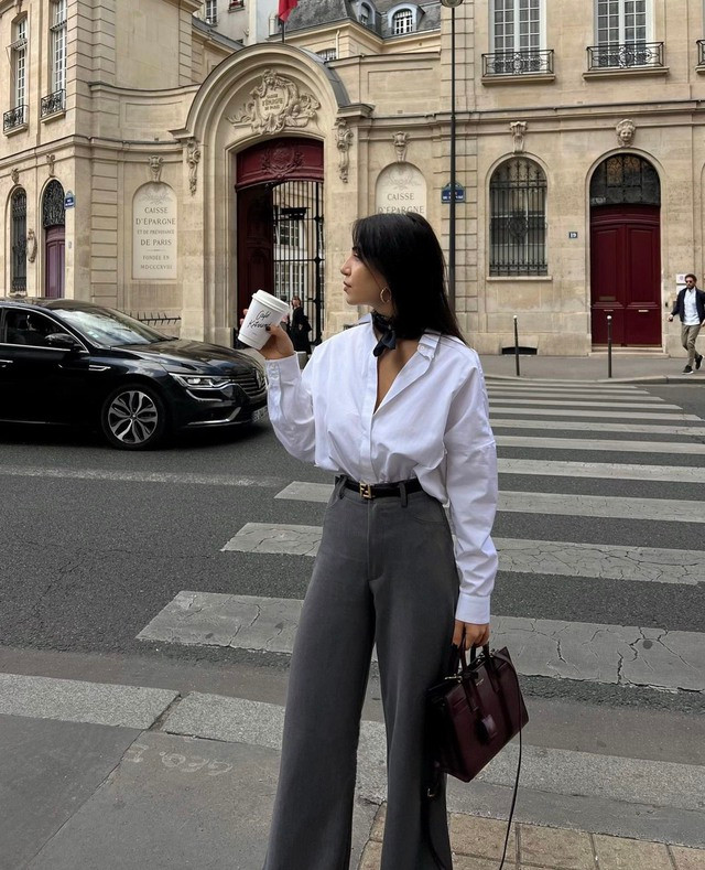 Vừa thanh lịch nhưng cũng thật khêu gợi, quyến rũ là quyền năng của set đồ gồm áo sơ mi trắng oversized, quần âu ống rộng cạp cao và giày cao gót mũi nhọn. Fashionista Ani Margarian thể hiện sự khéo léo trong khâu mix đồ khi nhấn nhá bằng khăn turban buộc hờ trên cổ, thắt lưng da mặt khóa kim loại và túi xách hình hộp