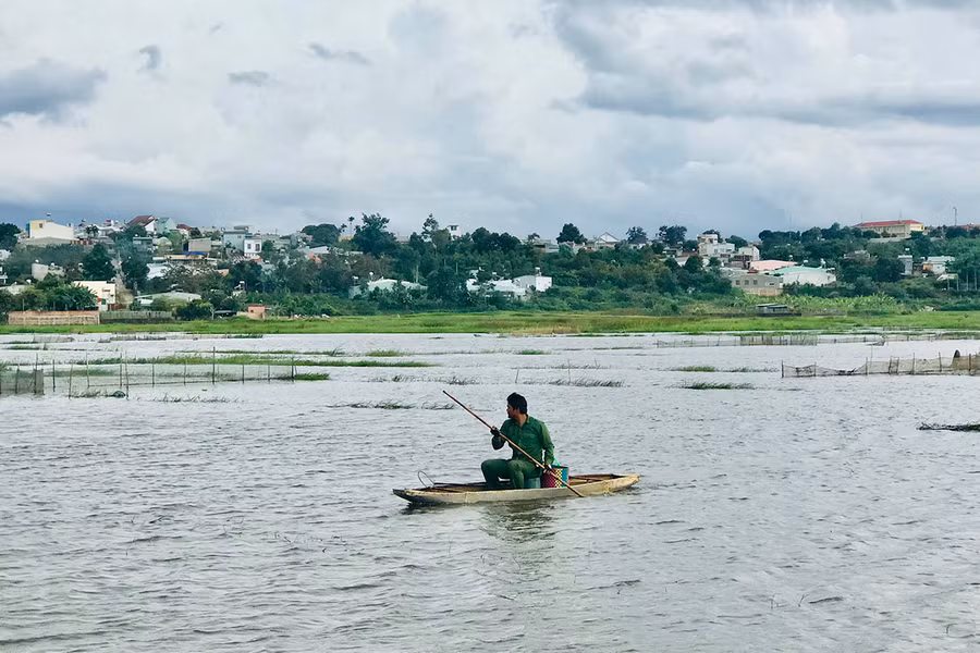 Chiếc thuyền tôn là phương tiện đánh bắt cá của ngư dân nơi đây. Ảnh: Nguyễn Thị Diễm