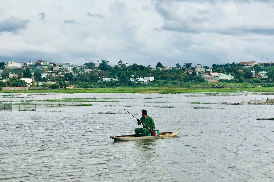 Chiếc thuyền tôn là phương tiện đánh bắt cá của ngư dân nơi đây. Ảnh: Nguyễn Thị Diễm