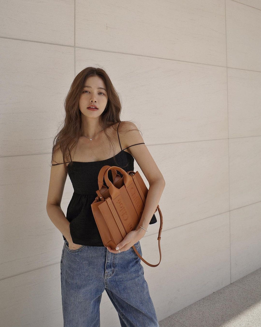 Không chỉ ngoại hình nổi bật, Lure có sự nghiệp ổn định. Cô điều hành thương hiệu thời trang mang tên mình, đồng thời làm người mẫu quảng cáo cho nhiều thương hiệu mỹ phẩm, trang phục và phụ kiện.