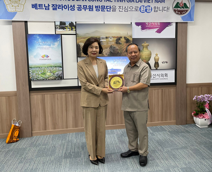 Đồng chí Châu Ngọc Tuấn tặng biểu trưng Gia Lai cho bà Han Dong-Yeon-Phó chủ tịch Hội đồng TP. Iksa. Ảnh:Trương Công Hoài Đồng chí Châu Ngọc Tuấn tặng biểu trưng Gia Lai cho bà Han Dong-Yeon-Phó chủ tịch Hội đồng TP. Iksa. Ảnh:Trương Công Hoài