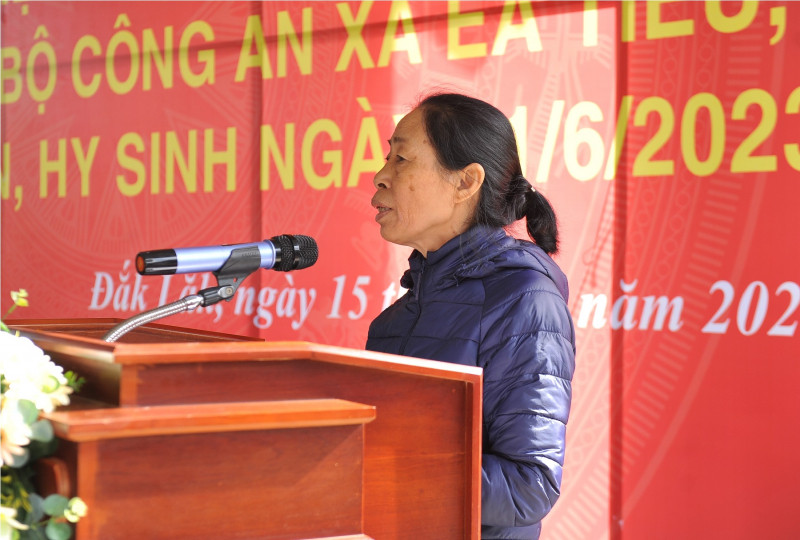 Mẹ của Liệt sỹ Trần Quốc Thắng rất xúc động khi nhận được sự quan tâm của các cấp chính quyền, đồng đội, đồng nghiệp trước sự hy sinh của con trai. Mẹ của Liệt sỹ Trần Quốc Thắng rất xúc động khi nhận được sự quan tâm của các cấp chính quyền, đồng đội, đồng nghiệp trước sự hy sinh của con trai.