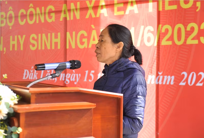 Mẹ của Liệt sỹ Trần Quốc Thắng rất xúc động khi nhận được sự quan tâm của các cấp chính quyền, đồng đội, đồng nghiệp trước sự hy sinh của con trai.