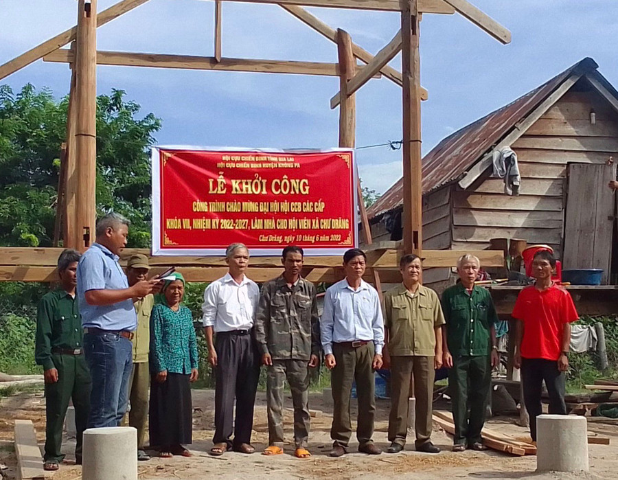 Khởi công làm nhà sàn cho hội viên CCB Ksor Djônh, buôn Chư Krih, xã Chư Drăng. Ảnh: Lê Nam