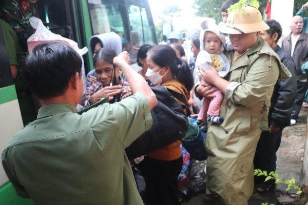 Tỉnh Quảng Nam lên phương án ứng phó các tình huống thiên tai trên địa bàn. Trong ảnh: Lực lượng chức năng hỗ trợ di dời người dân xã biển Tam Thanh, TP. Tam Kỳ đến nơi an toàn trước khi bão Noru đổ bộ tháng 9/2022. Ảnh: Hoài Văn