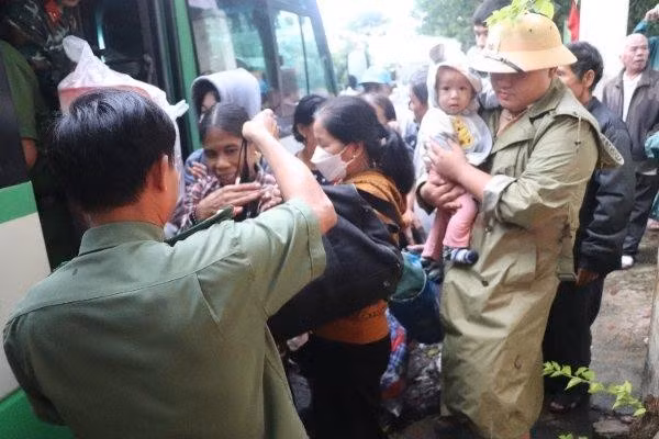 Tỉnh Quảng Nam lên phương án ứng phó các tình huống thiên tai trên địa bàn. Trong ảnh: Lực lượng chức năng hỗ trợ di dời người dân xã biển Tam Thanh, TP. Tam Kỳ đến nơi an toàn trước khi bão Noru đổ bộ tháng 9/2022. Ảnh: Hoài Văn