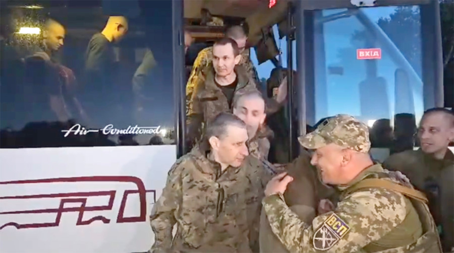 Quân đội Ukraine đón nhóm tù binh vừa được Nga trao trả vào ngày 25-6. Ảnh: Telegram/ZelenskyOfficial Quân đội Ukraine đón nhóm tù binh vừa được Nga trao trả vào ngày 25-6. Ảnh: Telegram/ZelenskyOfficial