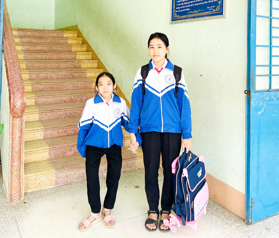 Em Hà Mỹ Kiều (bìa trái) luôn được bạn bè yêu mến, nể phục vì tinh thần ham học. Ảnh: Phan Lài Em Hà Mỹ Kiều (bìa trái) luôn được bạn bè yêu mến, nể phục vì tinh thần ham học. Ảnh: Phan Lài