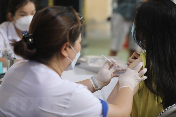 Nhân viên y tế tiêm vaccine cho người dân. (Ảnh: Minh Quyết/TTXVN) Nhân viên y tế tiêm vaccine cho người dân. (Ảnh: Minh Quyết/TTXVN)