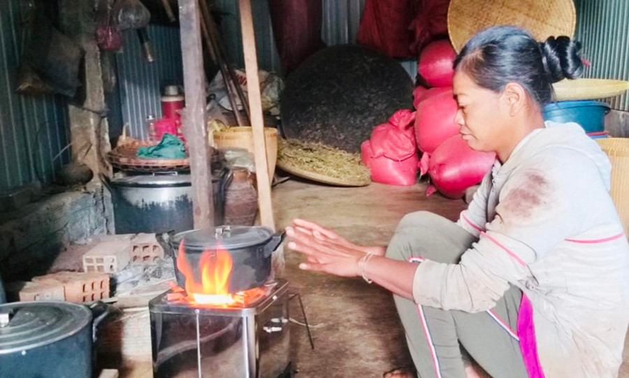 Từ khi được tặng bếp đun tiết kiệm năng lượng, chị Rơ Mah Út (làng Nẻh, xã Ia Din, huyện Đức Cơ) thường xuyên sử dụng và bảo quản cẩn thận. Ảnh: Nhật Hào Từ khi được tặng bếp đun tiết kiệm năng lượng, chị Rơ Mah Út (làng Nẻh, xã Ia Din, huyện Đức Cơ) thường xuyên sử dụng và bảo quản cẩn thận. Ảnh: Nhật Hào