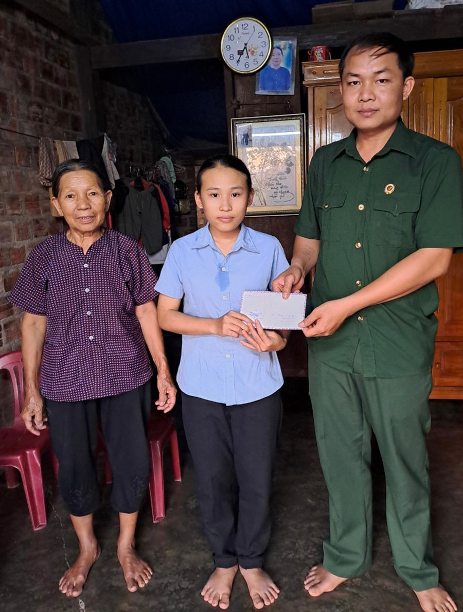 Hội CCB xã Ia Ake đến thăm hỏi, hỗ trợ kinh phí học tập cho cháu Lý Thị Khánh Huyền (thôn Tân Điệp 1). Ảnh: Vũ Chi