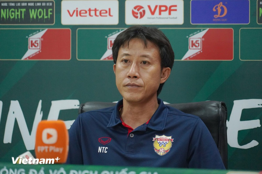 Huấn luyện viên trưởng Nguyễn Thành Công khẳng định sẽ siết chặt kỷ luật đối với các cầu thủ Hồng Lĩnh Hà Tĩnh trong thời gian tới. (Ảnh: Việt Anh/Vietnam+) Huấn luyện viên trưởng Nguyễn Thành Công khẳng định sẽ siết chặt kỷ luật đối với các cầu thủ Hồng Lĩnh Hà Tĩnh trong thời gian tới. (Ảnh: Việt Anh/Vietnam+)