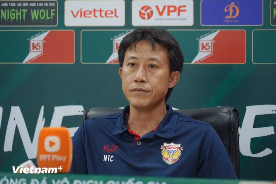Huấn luyện viên trưởng Nguyễn Thành Công khẳng định sẽ siết chặt kỷ luật đối với các cầu thủ Hồng Lĩnh Hà Tĩnh trong thời gian tới. (Ảnh: Việt Anh/Vietnam+)
