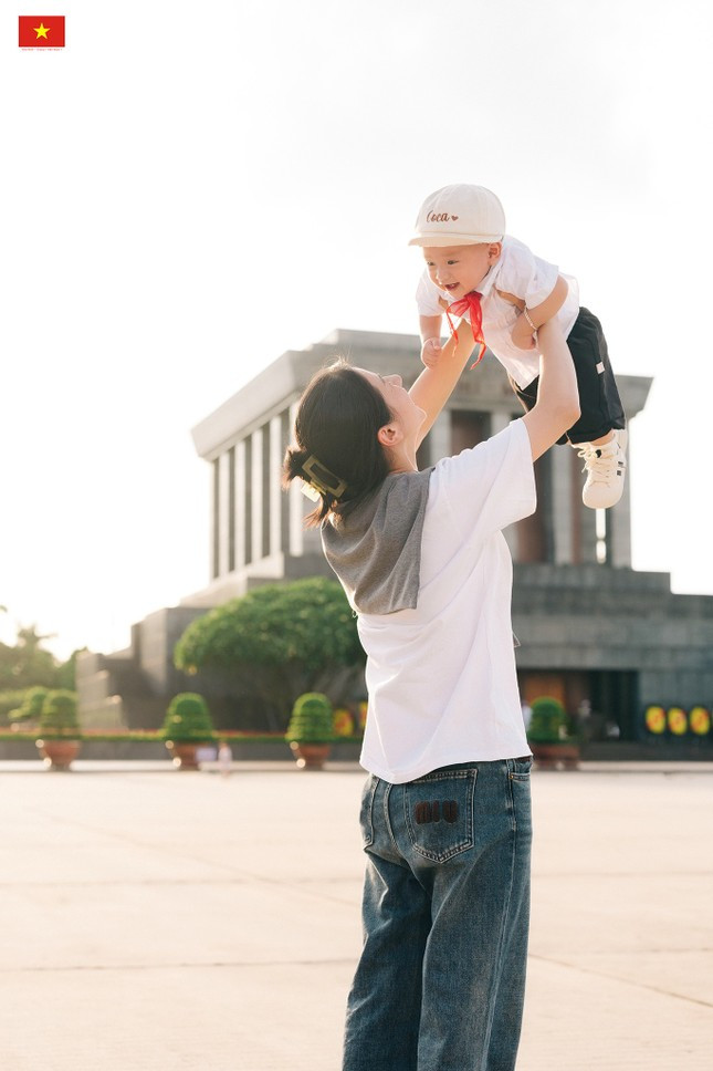 Gia đình trẻ đưa "búp măng non" đi chụp ảnh. Ảnh: Nguyễn Khắc Hiển Gia đình trẻ đưa "búp măng non" đi chụp ảnh. Ảnh: Nguyễn Khắc Hiển