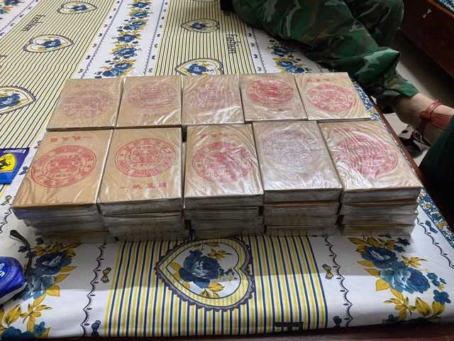 Số heroin phát hiện tại phòng ngủ khách sạn mà đối tượng thuê trước đó. Ảnh: Phước Trung