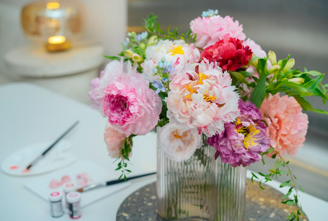 Chàng trai khiến cho bánh kem phải… nở hoa - Ảnh 6. Nhìn từ xa hoa giấy gạo không khác gì hoa thật. Ảnh: THƯỢNG HẢI