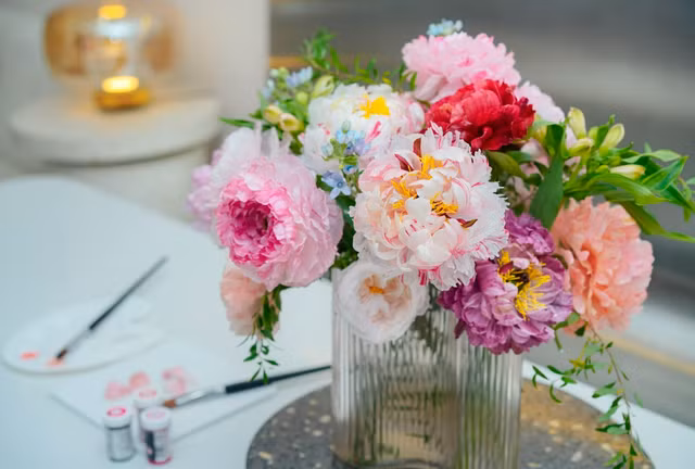 Nhìn từ xa hoa giấy gạo không khác gì hoa thật. Ảnh: THƯỢNG HẢI