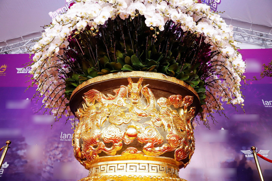Phần chậu được chế tác hình rồng, dát vàng 24K. Ảnh: ĐÌNH HUY Phần chậu được chế tác hình rồng, dát vàng 24K. Ảnh: ĐÌNH HUY