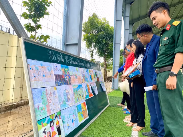Triển lãm tranh của thiếu nhi về chủ đề bảo vệ môi trường. Ảnh: HUYỆN ĐOÀN BẢO LÂM