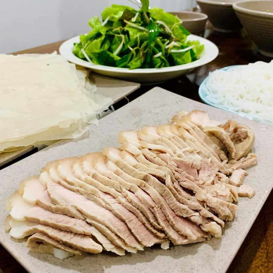Bánh tráng là món ăn ưa thích của nhiều người. Ảnh: Phương Vi