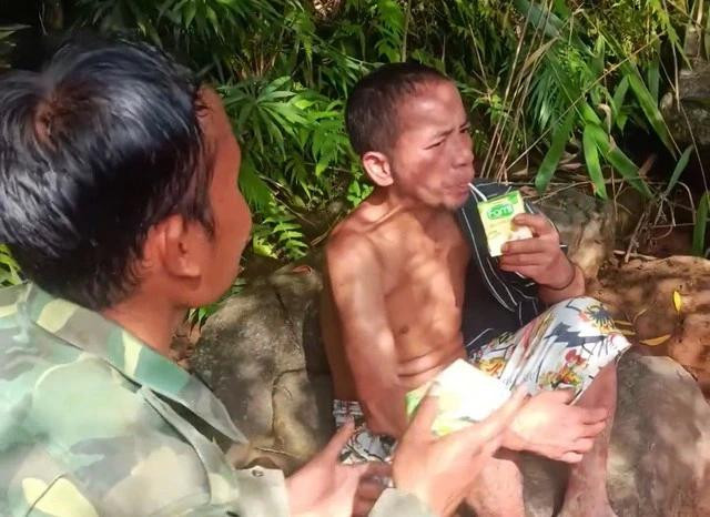 Anh Alăng Nía được tìm thấy trong tình trạng kiệt sức vì đói sau 4 ngày đi lạc. ẢNH NAM THỊNH Anh Alăng Nía được tìm thấy trong tình trạng kiệt sức vì đói sau 4 ngày đi lạc. ẢNH NAM THỊNH
