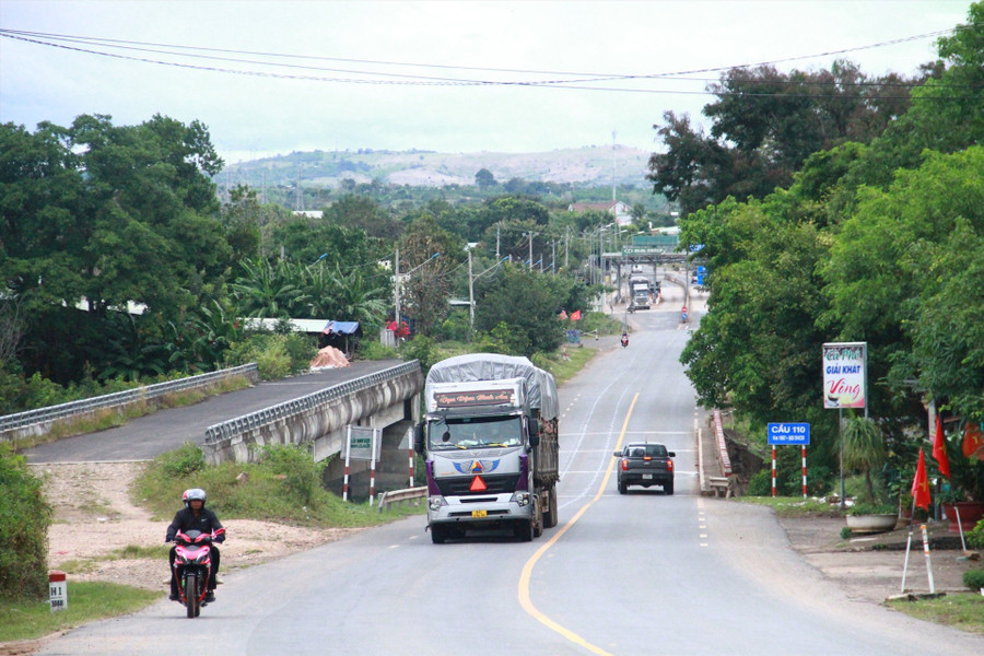 Cây cầu 110 mới đang thi công dang dở thì "đắp chiếu" nhiều năm qua do không giải phóng được mặt bằng và bị thu hồi vốn đầu tư. Ảnh: Tiến Thoại Cây cầu 110 mới đang thi công dang dở thì "đắp chiếu" nhiều năm qua do không giải phóng được mặt bằng và bị thu hồi vốn đầu tư. Ảnh: Tiến Thoại