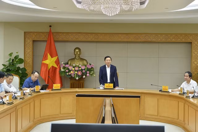 Phó Thủ tướng Chính phủ Trần Hồng Hà: Bộ Giáo dục và Đào tạo chủ động thực hiện các giải pháp bảo đảm đầy đủ sách giáo khoa, không để hiện tượng khan hiếm, thiếu sách giáo khoa cho năm học mới 2023-2024. Ảnh: VGP