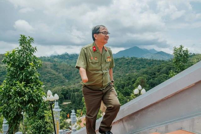 Cựu chiến binh Nguyễn Xuân Bách bày tỏ niềm vui khi trở lại chiến trường xưa. Ảnh: BÁ CƯỜNG