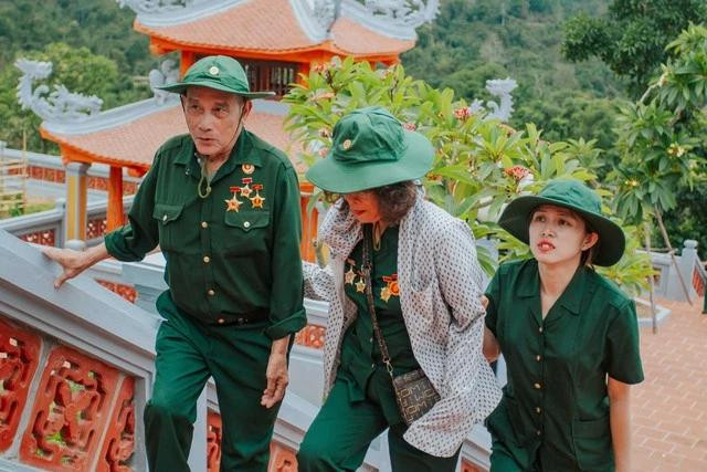 Trải qua hành trình dài, nhiều cựu thanh niên xung phong đã thấm mệt nhưng vẫn cố gắng leo bậc thang để đến được Đền tưởng niệm liệt sĩ Trường Sơn - Đường 20 Quyết Thắng. Ảnh: BÁ CƯỜNG