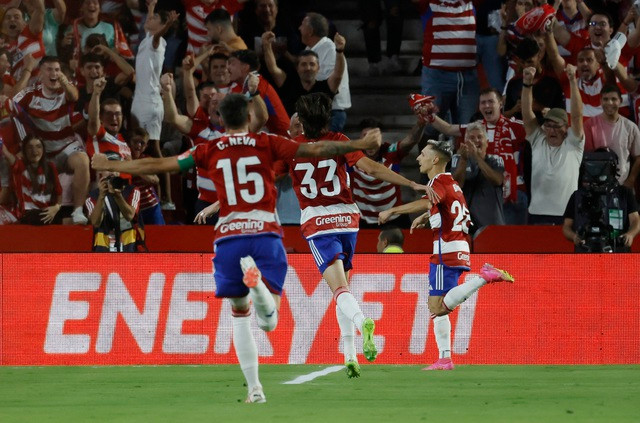 Barca hòa nhọc nhằn, Lukaku giúp HLV Mourinho thở phào nhẹ nhõm - Ảnh 1. Granada bất ngờ dẫn trước Barca 2-0 chỉ sau 30 phút thi đấu. Ảnh: REUTERS