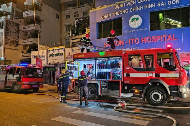 Lực lượng chữa cháy có mặt tại hiện trường. Ảnh: Đông Nghi.