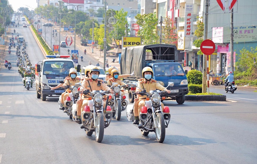 Lực lượng Cảnh sát Giao thông Công an tỉnh ra quân bảo đảm trật tự an toàn giao thông dịp Tết Nguyên đán 2023. Ảnh: Lê Anh