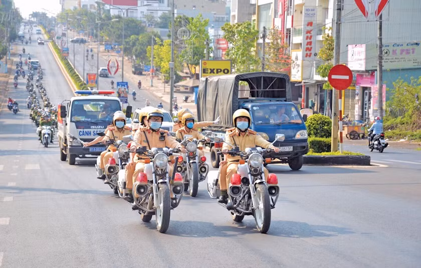 Lực lượng Cảnh sát Giao thông Công an tỉnh ra quân bảo đảm trật tự an toàn giao thông dịp Tết Nguyên đán 2023. Ảnh: Lê Anh