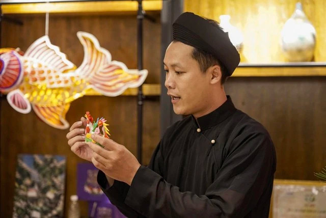 Anh Hậu được phong nghệ nhân tò he khi mới 29 tuổi. Ảnh: TGCC Anh Hậu được phong nghệ nhân tò he khi mới 29 tuổi. Ảnh: TGCC