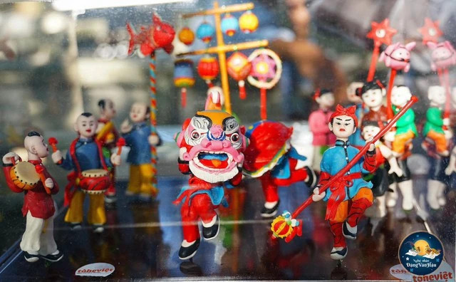 Tác phẩm tò he Rước đèn trung thu của anh Hậu. Ảnh: TGCC Tác phẩm tò he Rước đèn trung thu của anh Hậu. Ảnh: TGCC