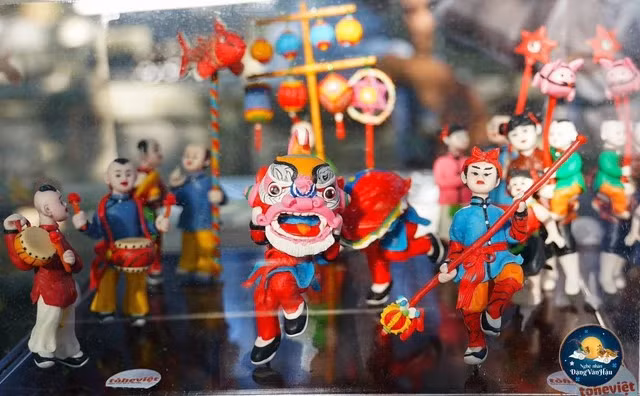 Tác phẩm tò he Rước đèn trung thu của anh Hậu. Ảnh: TGCC