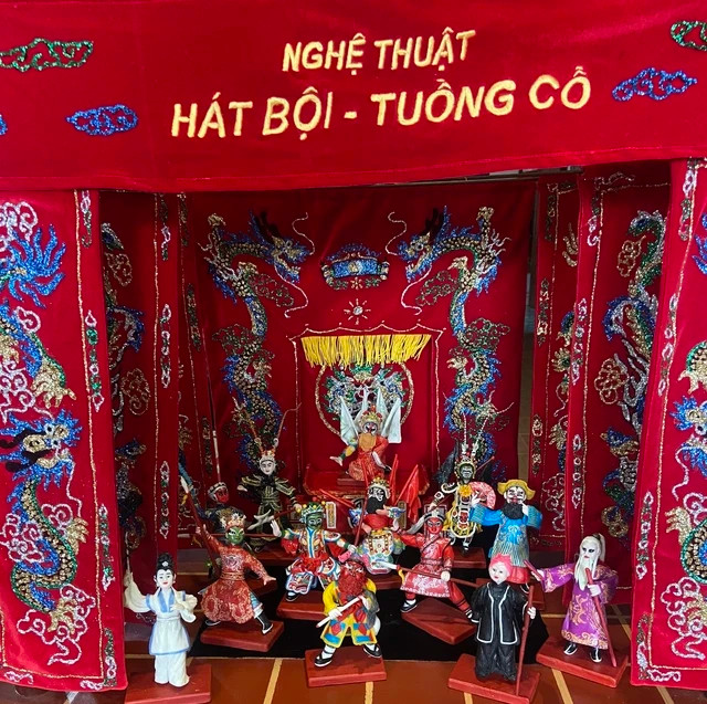 Bộ tò he và sân khấu hát bội được mang đi dự triển lãm Những danh tính khác vào tháng 5.2023 tại Hàn Quốc. Ảnh NVCC Bộ tò he và sân khấu hát bội được mang đi dự triển lãm Những danh tính khác vào tháng 5.2023 tại Hàn Quốc. Ảnh NVCC