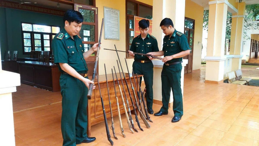 Cán bộ Đồn Biên phòng Sa Thầy, BĐBP Kon Tum thu hồi vũ khí tàng trữ, sử dụng trái phép trong nhân dân. Ảnh: Thái Kim Nga