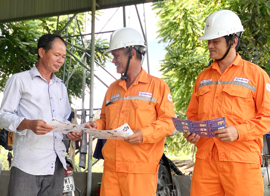 Ông Trần Ngọc Cường (thôn Quý Tân, xã Ia Trok, huyện Ia Pa) được nhân viên điện lực hướng dẫn cách sử dụng điện tiết kiệm. Ảnh: K.N Ông Trần Ngọc Cường (thôn Quý Tân, xã Ia Trok, huyện Ia Pa) được nhân viên điện lực hướng dẫn cách sử dụng điện tiết kiệm. Ảnh: K.N