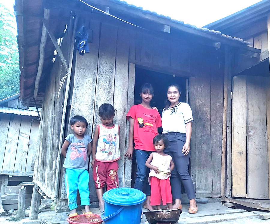 Cô Am Gửi trong một lần xuống làng vận động học sinh đến lớp. Ảnh: P.D Cô Am Gửi trong một lần xuống làng vận động học sinh đến lớp. Ảnh: P.D