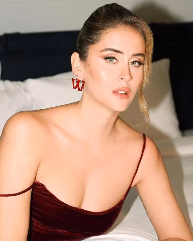 Màu đỏ không chỉ mang lại vẻ huyền bí, quyến rũ mà còn là màu sắc vô cùng thanh lịch và gợi cảm. Nếu màu đen không phải là sở thích của bạn, hãy chọn màu đỏ!. Ảnh @Valentina Ferragni