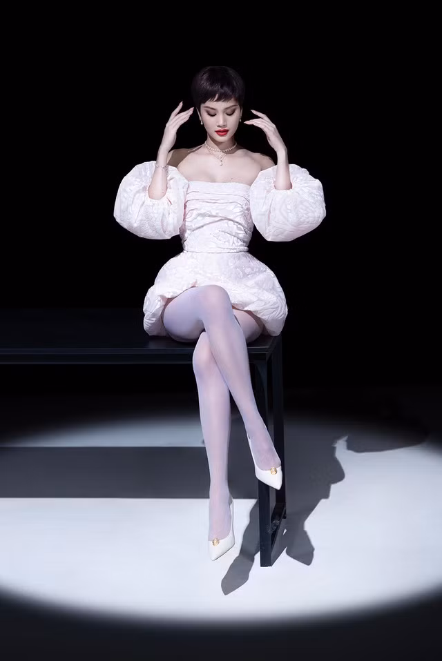 Hương Ly lần đầu tiên chọn thay đổi hình ảnh với mái tóc ngắn cá tính để phù hợp với hình tượng của bộ sưu tập