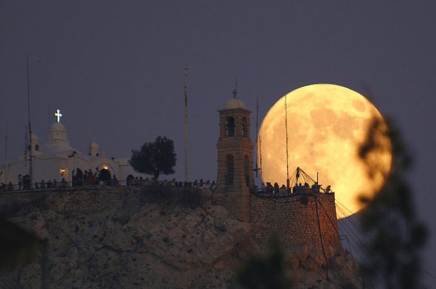 Tại sao mặt trăng nhìn lớn hơn khi ở chân trời? - Ảnh 2. Ngày nay, hiện tượng này được xác định là do hiệu ứng tâm lý, hay một dạng ảo giác chứ không phải kết quả của quá trình quang học. Ảnh: VACA