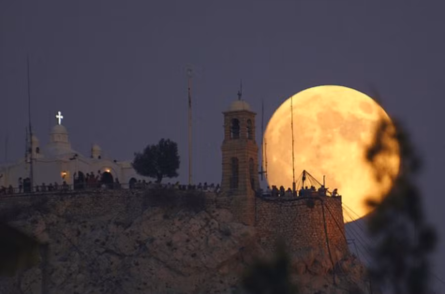 Ngày nay, hiện tượng này được xác định là do hiệu ứng tâm lý, hay một dạng ảo giác chứ không phải kết quả của quá trình quang học. Ảnh: VACA