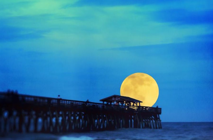 Tại sao mặt trăng nhìn lớn hơn khi ở chân trời? - Ảnh 1. Nhiều người nhìn thấy mặt trăng to hơn khi ở đường chân trời. Ảnh: VACA