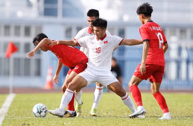 U.23 Việt Nam đấu trận thứ 2 giải U.23 Đông Nam Á 2023: Phải thắng U.23 Philippines - Ảnh 1. Thái Bá Đạt (giữa) lần đầu được đá chính giải quốc tế khi mới 18 tuổi. Ảnh: MINH TÚ