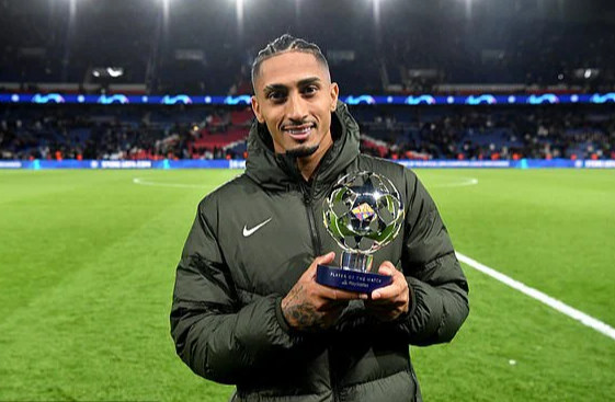 Raphinha nhận giải thưởng &quot;Cầu thủ xuất sắc nhất trận&quot;