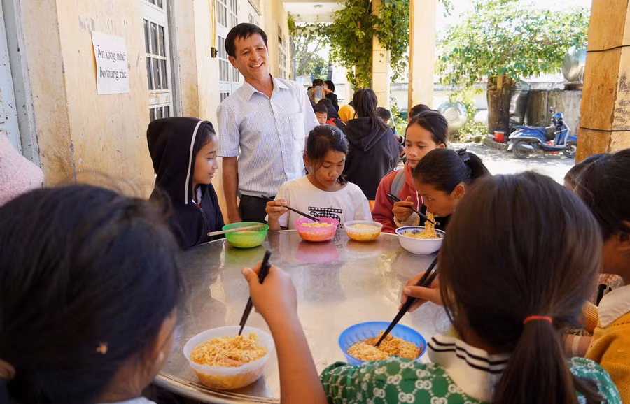 Bữa trưa của học sinh Trường THCS xã Đăk Môn nhờ nguồn hỗ trợ của thầy Trần Ngọc Mạnh và các mạnh thường quân. Ảnh: TL