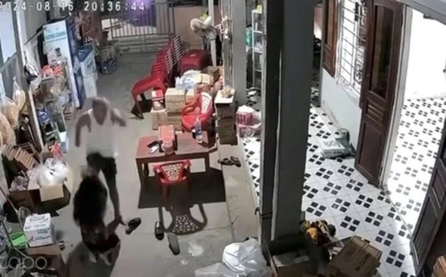 Ảnh cắt từ Clip người đàn ông đánh vợ ở Quảng Ngãi